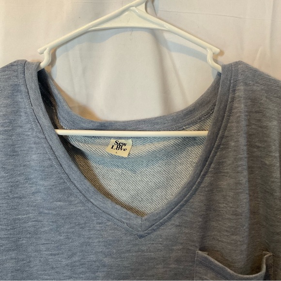 Sew in Love Women’s Short Sleeve V-Neck Denim Blue Size Large w/front pocket - Picture 2 of 12